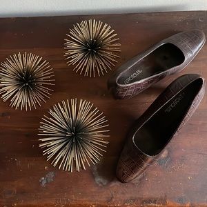 Aerosoles Brown embossed Womens pumps with 2 1/2 inch heels.  Size 8 1/2.